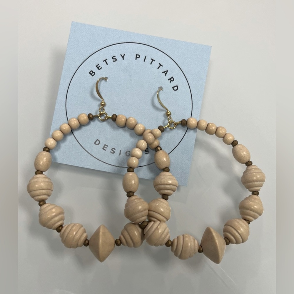 NWT Betsy Pittard Designs Graduated Natural Wood Bead Statement Earrings